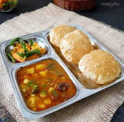Puri Bhaji (4 pcs)